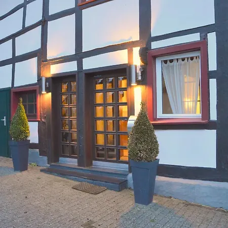 بيت للعطل Stunning Farmhouse In Einruhr Near Eifel National Park