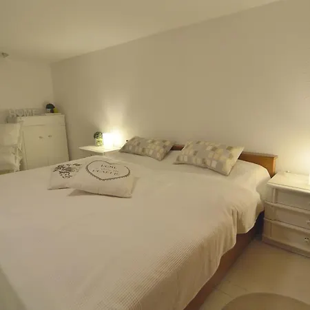 Stunning Farmhouse In Einruhr Near Eifel National Park بيت للعطل *